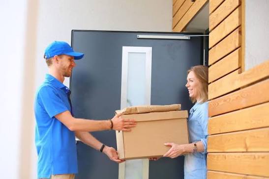 Remise d'un colis à la porte d'un domicile